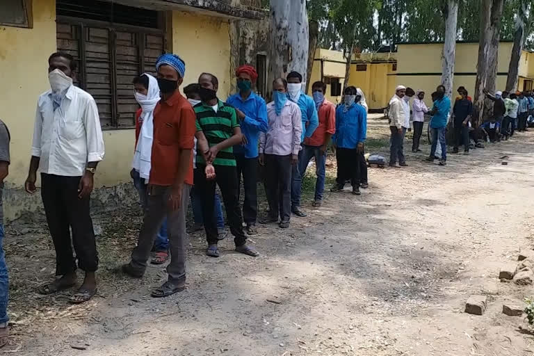 दो प्रवासी श्रमिकों की रिपोर्ट आई कोरोना पॉजिटिव