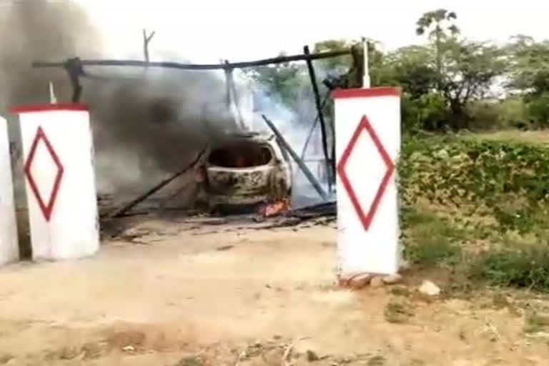 Electric wires fall off the car at nellore dist