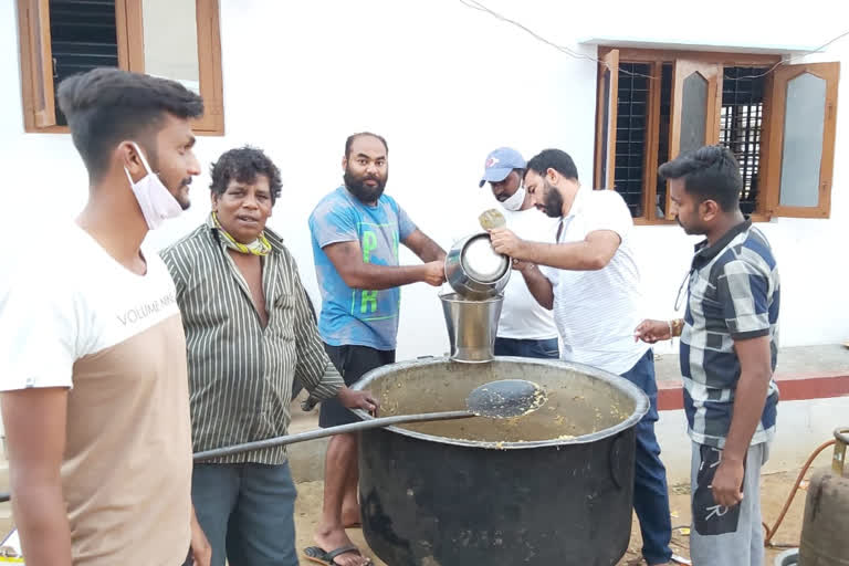 Chicken biryani distribute