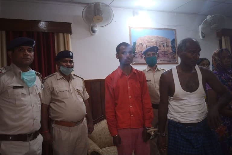 छापेमारी करने गई पुलिस टीम पर हमला