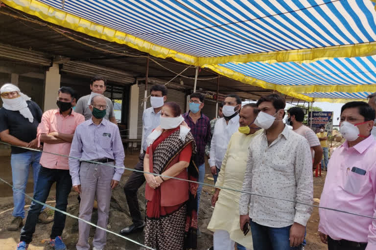 Archana Chitnis and BJP leaders distributed food packets to laborers in Chhindwara