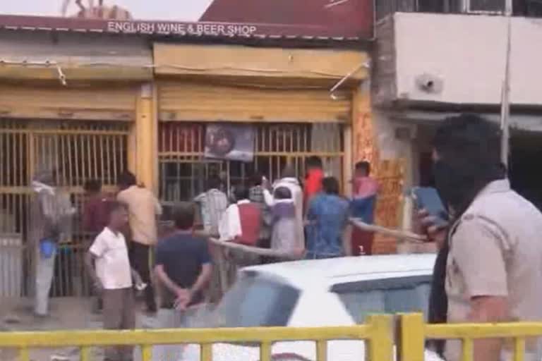 social distancing violation at liquor shop in palwal