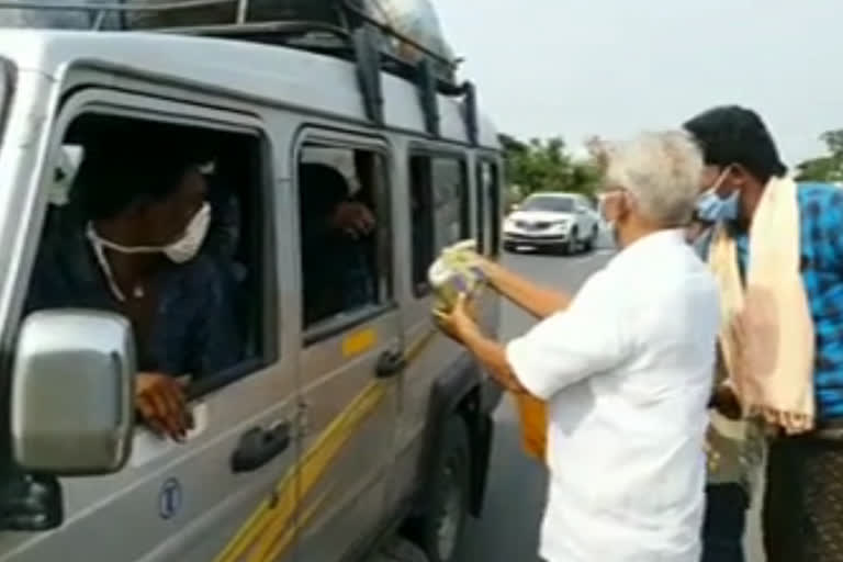 parwataneni rangarao distributed breakfast