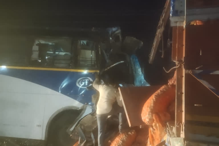 Bus carrying migrants collides with truck in Uttar Pradesh's Kushinagar, 12 injured