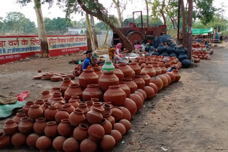 the demand of  pottery  is increasing due to the heat In Vidisha