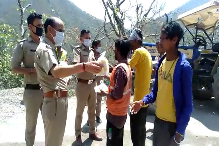 devprayag-police-distributed-mask-sanitizer-to-laborers