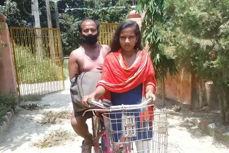 Mohan Paswan with his daughter Jyoti after reaching his village in Darbhanga
