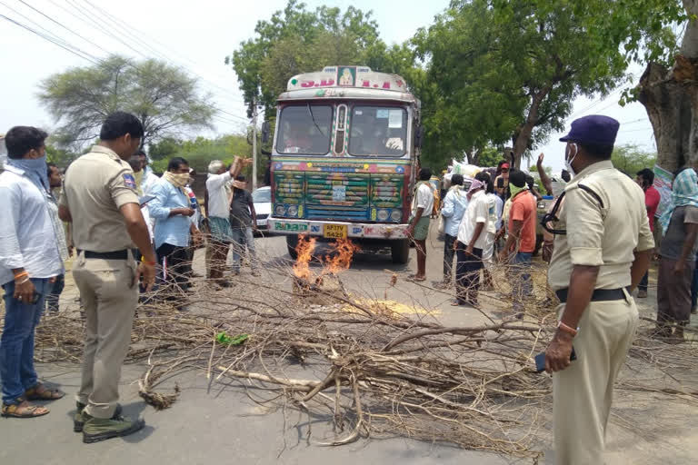 farmers protested against officers in mahaboobabad district