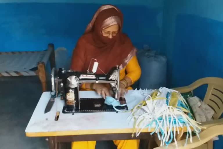 talav village old lady  providing masks to poor people in jhajjar