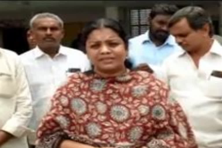 tangiraala sowmya criticises ycp government on sand issue