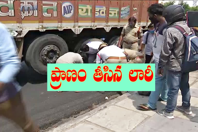 lorry accident on employee at lakdikapul hyderabad