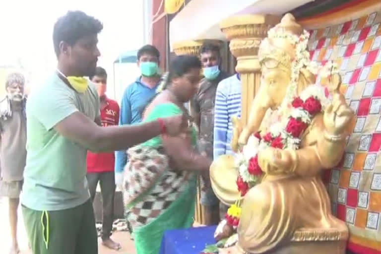 A group of youths leading the distribution of food items to the people  at kolara