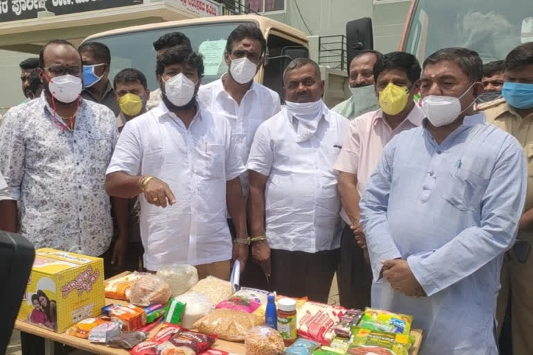 former-mla-manjunath-providing-food