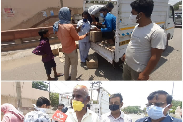 People of Chhatarpur are giving food and water to migrant laborers going home