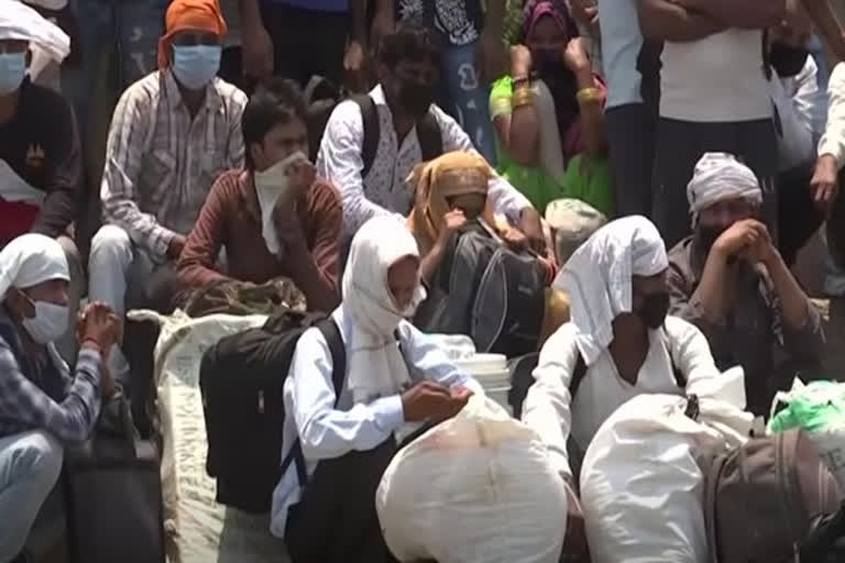 migrants gather at Karnal highway