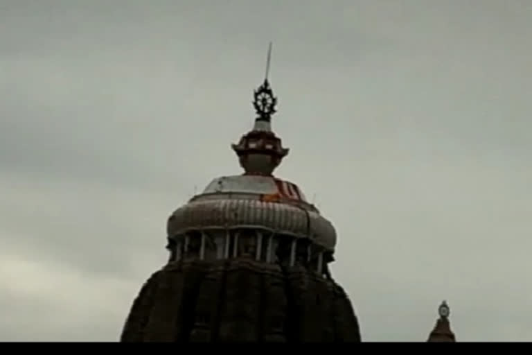 od_puri_nilachakra bana atop shree mandir