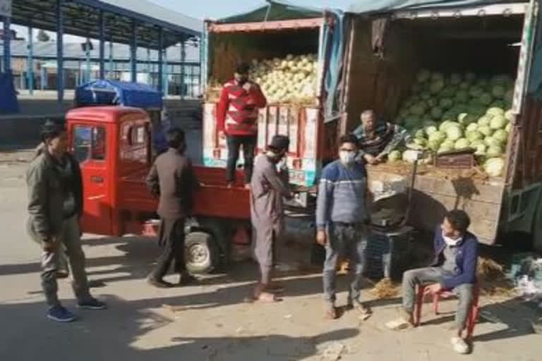 کولگام فروٹ منڈی میں لوگوں کی بھیڑ