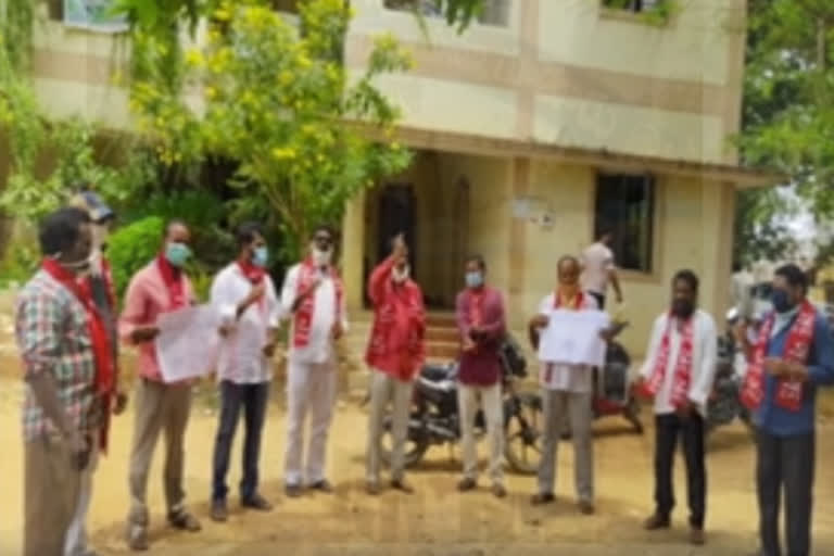 cpi,cpm party members dharna in  kadapa dst about increasing of poewerbill chargers