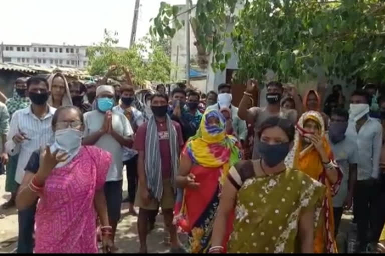 In Surat, the workers complained that they were not getting enough food