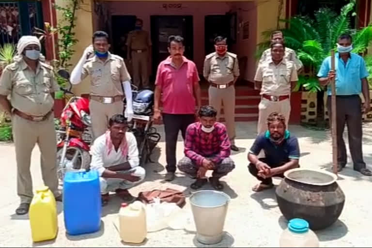 country liquor preparation, bolangir latest news, country liquor preparation in forest, country liquor preparation in bolangir, ଦେଶୀ ମଦ ପ୍ରସ୍ତୁତି, ବଲାଙ୍ଗୀର ଲାଟେଷ୍ଟ ନ୍ୟୁଜ୍‌, ଜଙ୍ଗଲରେ ଦେଶୀ ମଦ ପ୍ରସ୍ତୁତି, ବଲାଙ୍ଗୀରରେ ଦେଶ ମଦ ପ୍ରସ୍ତୁତି