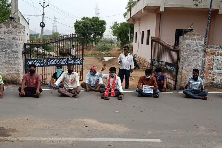 cpi,cpm leaders protest in anantapur dst rayadurgam abut increasing powerbill charges