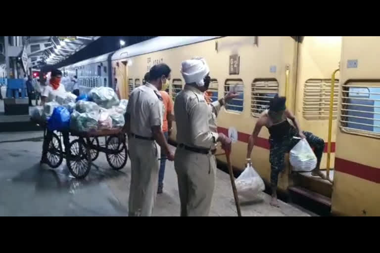 labours are not getting food in trains coming from Maharashtra to Madhya Pradesh