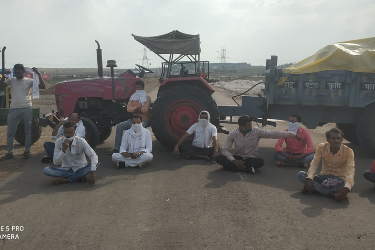 Farmers upset by weighing support price in Narsinghpur jammed NH-12