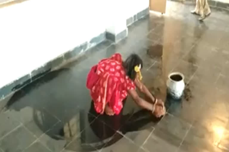 6 year old girl mops college room floor  Child Labour Prohibition Act  DGP Gautam Sawang  சிறுமி தரையைத் துடைத்த சம்பவம்  ஆந்திரப் பிரதேச மாநிலச் செய்திகள்  தேசத் செய்திகள்  சிறுமி தரையைச் சுத்தம் செய்த வீடியோ  காவலர்  ஆறு வயது சிறுமியை தரையைத் துடைக்க வைத்த காவலர்