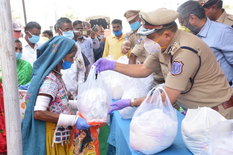 200 మంది గిరిజనులకు నిత్యావసరాలు పంపిణీ