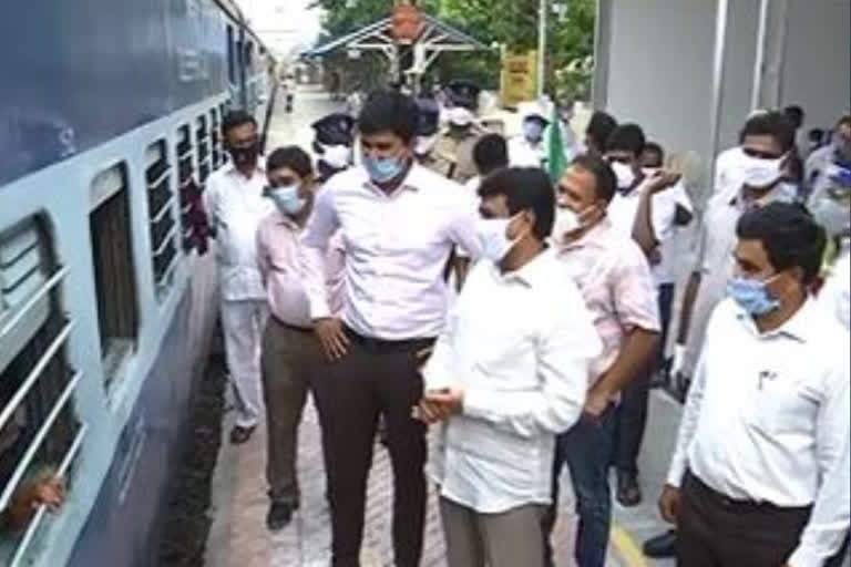 minister vellampalli srinivasarao started sramik train in raayanapudi krishna district