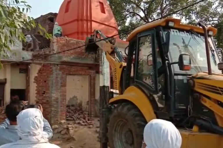 गजरौली की मंदिर जमीन से प्रशासन ने हटाया अवैध कब्जा