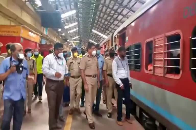 police commissioner bhaskar visits to railway station