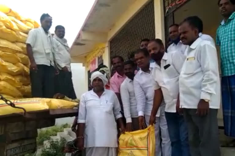 PACS Chairman Distributes Fertilizers To Formers in Mirudoddi