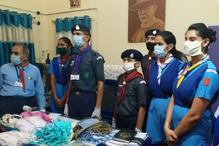 स्काउट गाइड्स दे रहे हैं मास्क,  Scout guides giving masks