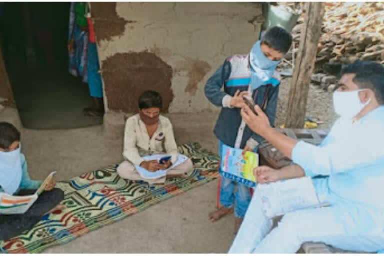 Teachers are teaching door-to-door using Digilap in dewas