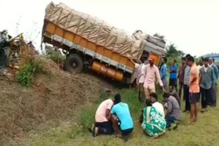 లారీ ఢీకొని ఇద్దరు యువకులు మృతి