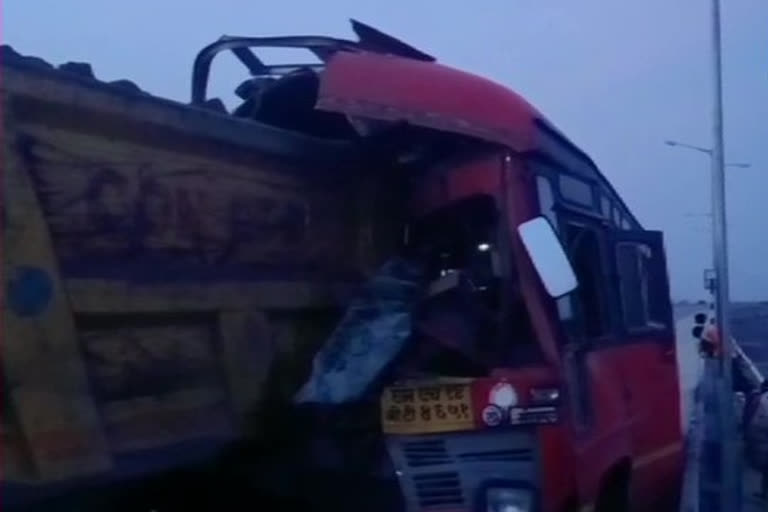 4 migrant workers killed in maharashtra  road accident solapur migrants killed  migrant workers lockdown news  migrant workers accident mumbai  മഹാരാഷ്ട്ര റോഡപകടം  മഹാരാഷ്ട്ര അതിഥി തൊഴിലാളികള്‍ മരിച്ചു