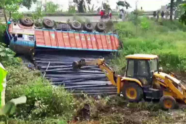 At least 9 labourers dead & several injured after a truck & a bus collided in Bihar