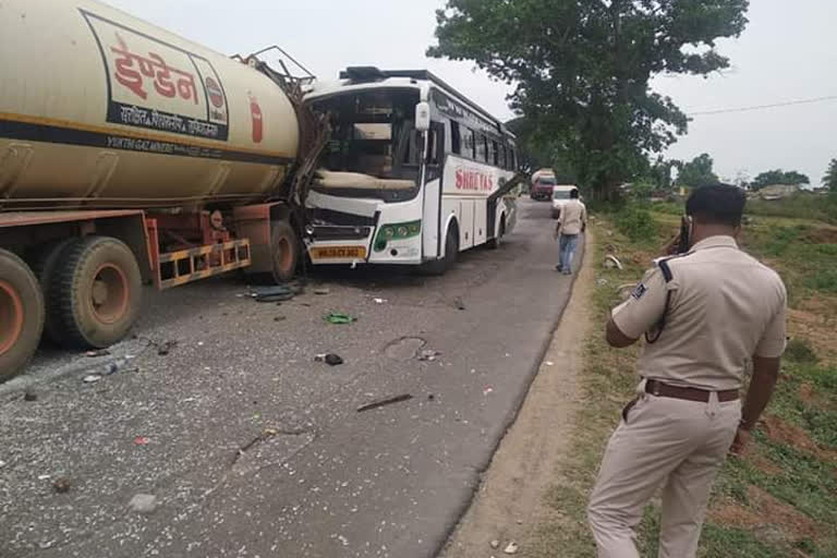 bus-tanker collision  Odisha incident  Luhamunda  Handapa police station  National Highway 55  Odisha police  വാഹനാപകടം  റോഡപകടം  ഒഡീഷ  അതിഥി തൊഴിലാളികളുടെ വാഹനം അപകടത്തിൽപ്പെട്ടു  ഒരാൾ മരിച്ചു  നവി മുംബൈ