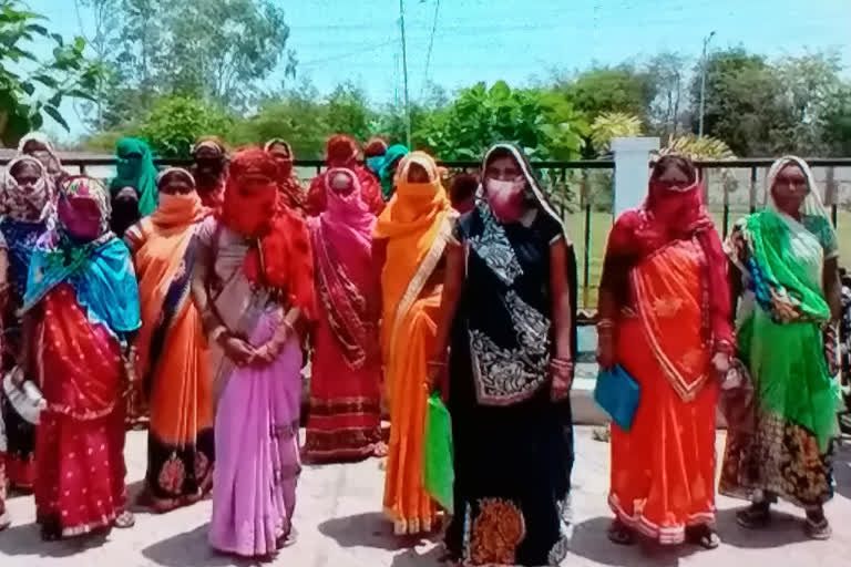 Requesting help from district administration to forgive installment of poor women of Vidisha