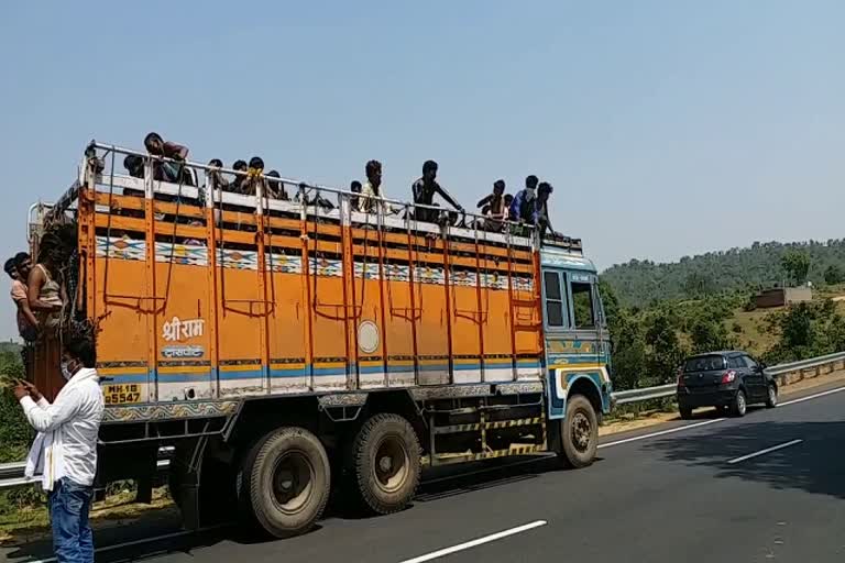 नहीं थम रहा है ट्रकों पर यात्रा करने का सिलसिला