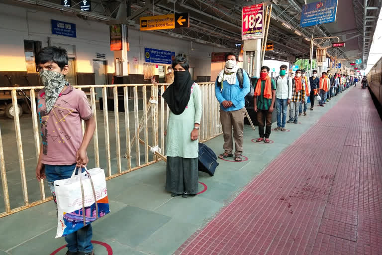 workers reached Hatia station from Jaipur