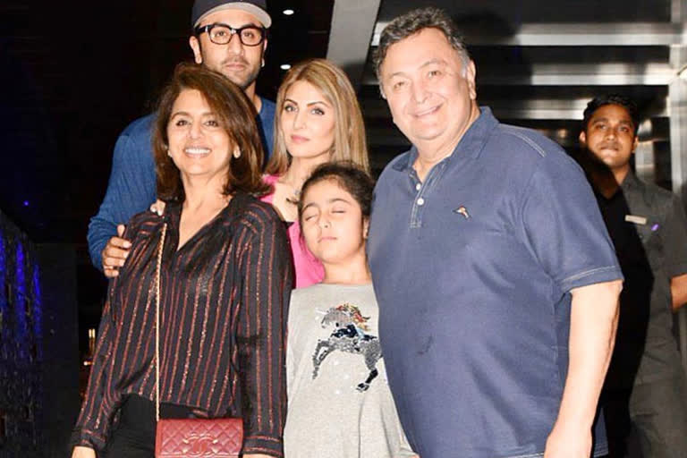 Neetu kapoor shares family photo with rishi kapoor