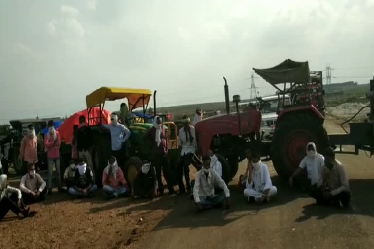 Angry farmers jammed road in Tendukheda