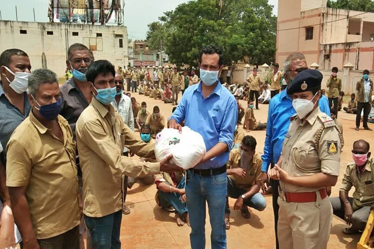 Delivery of groceries kit to auto drivers