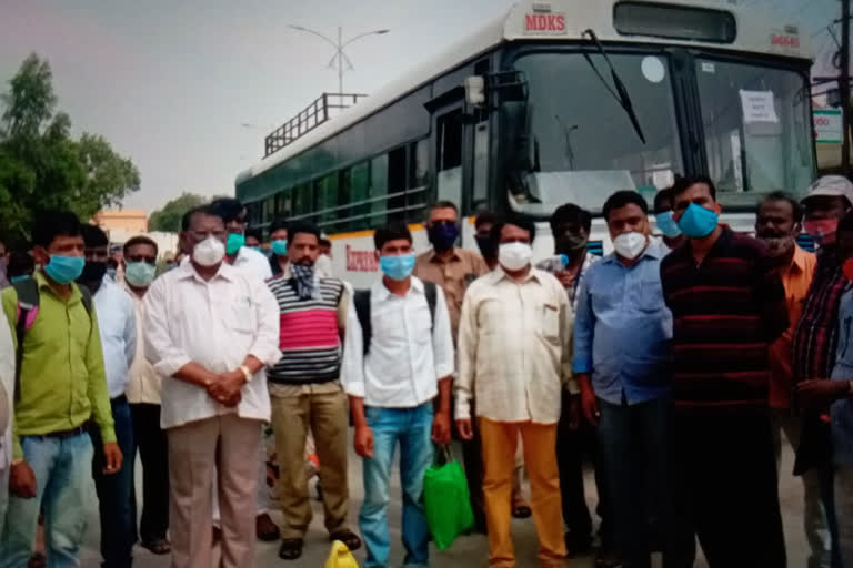 migrants suck in madakasira town were going to their hometown