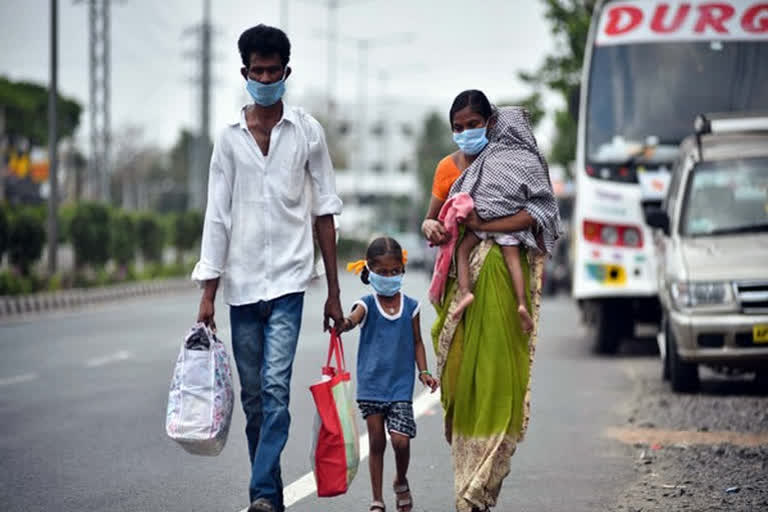 হেঁটে বাড়ি ফেরার চেষ্টায় শ্রমিকরা