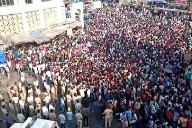 huge mob assembled at Bandra railway station