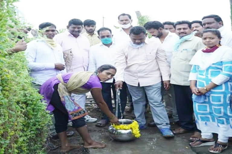 government whip rega kantha rao launched the Nalla water at bugga village