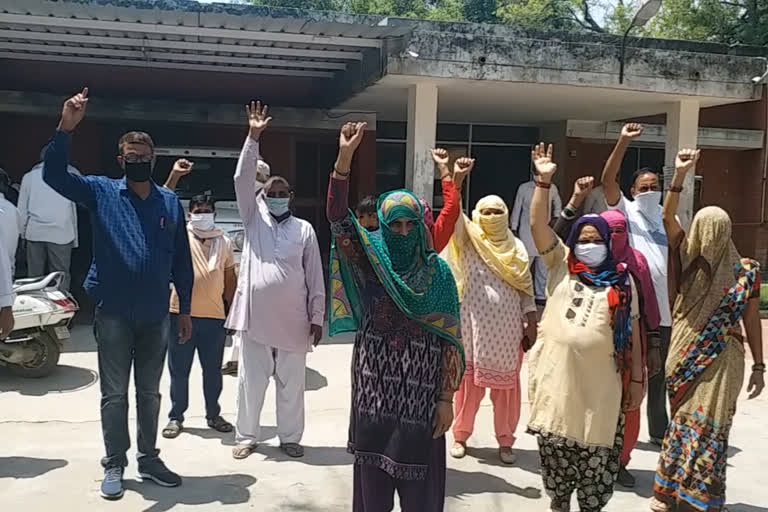 people of laxmi nagar colony protest in public health department bhiwani